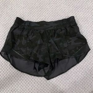 Lululemon Hotty Hot Short II *2.5”